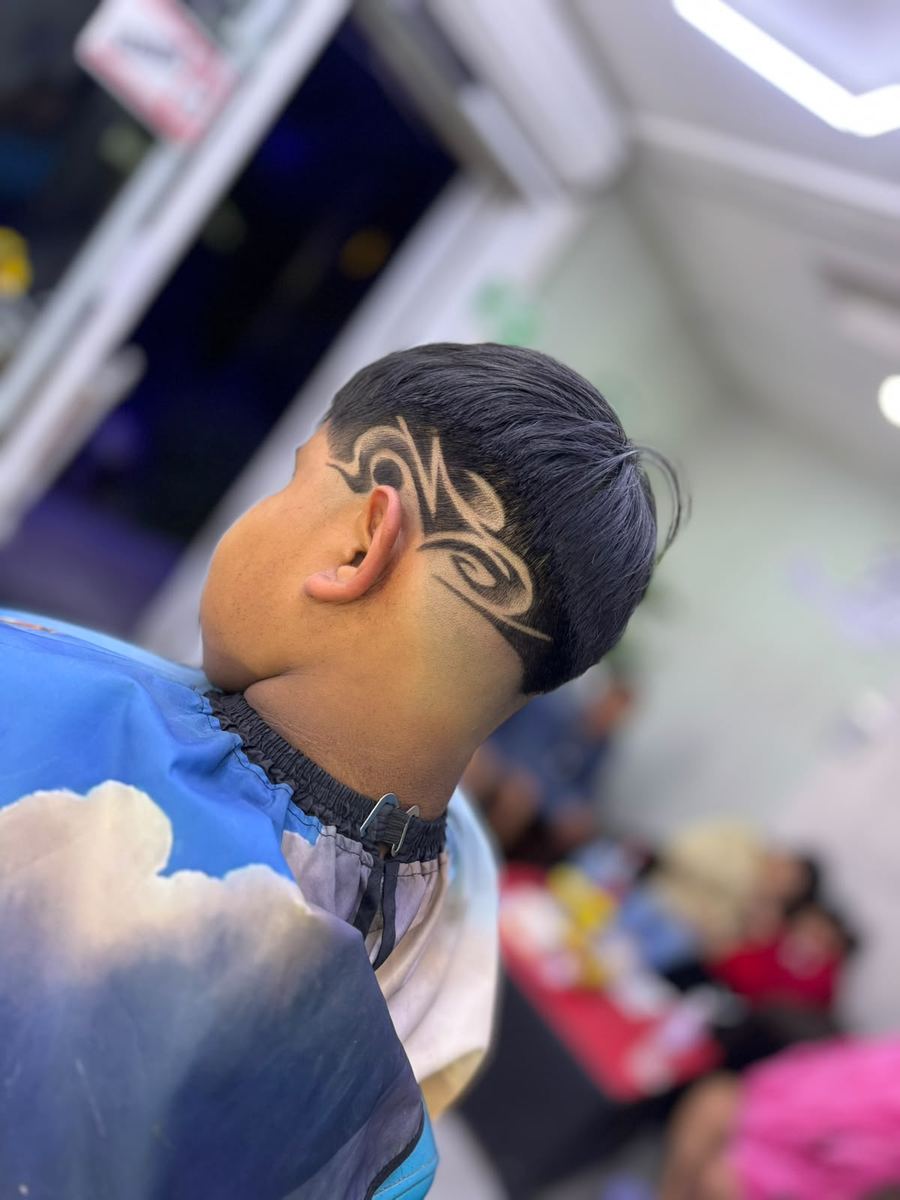 Diseño tribal en la nuca con fade