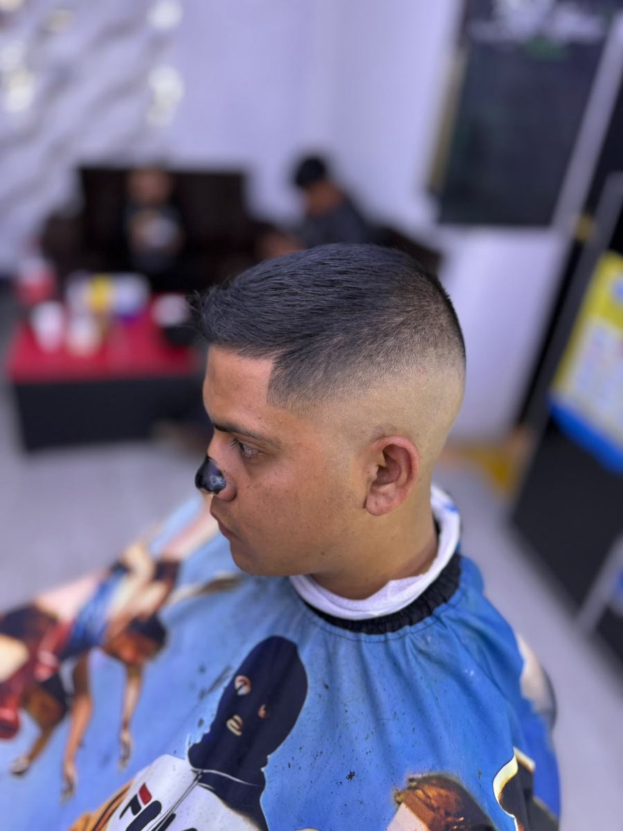 Corte militar con fade alto