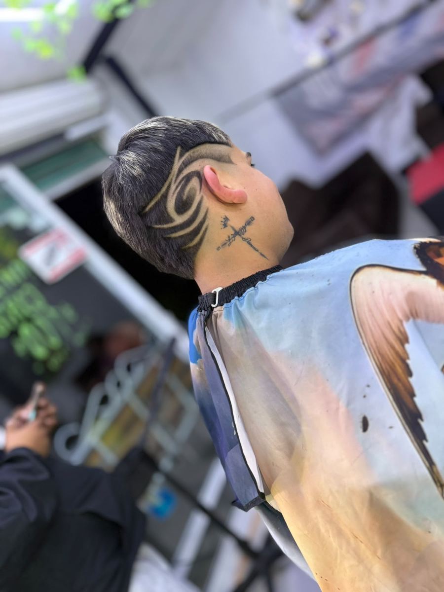 Diseño tribal con fade y mechas