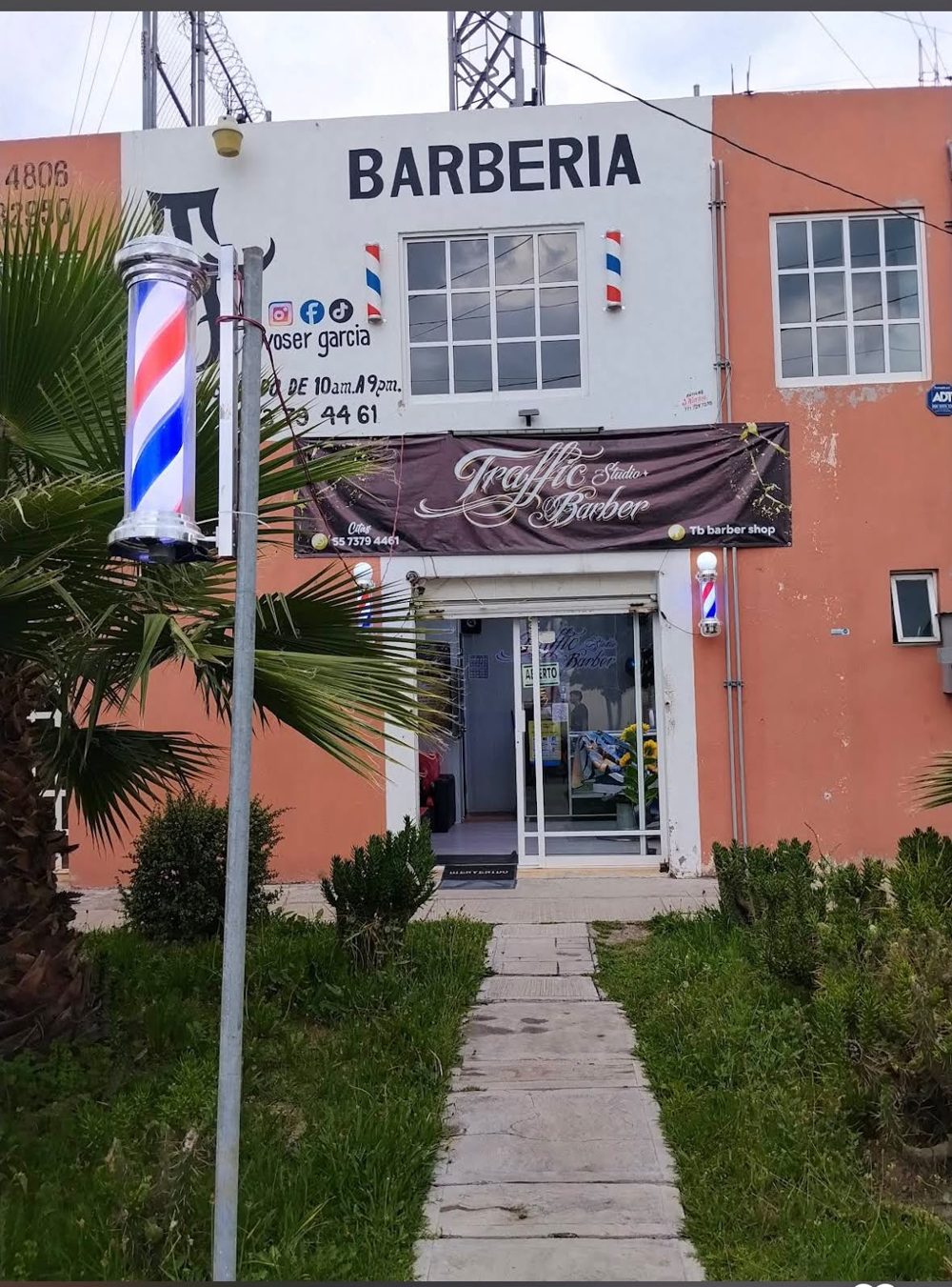 Fachada de la barbería, con el letrero Traffic Barber